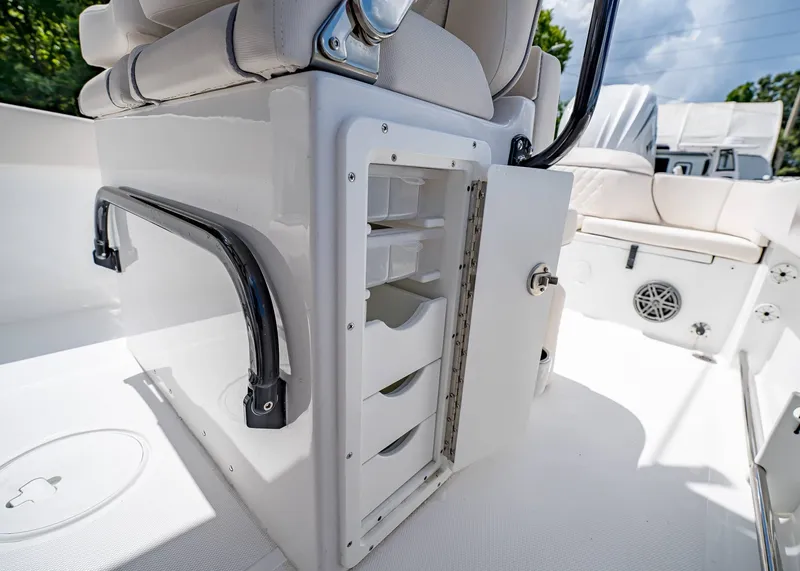 Slide: The Image of Sea Hunt Ultra 245 SE 2026 - 16