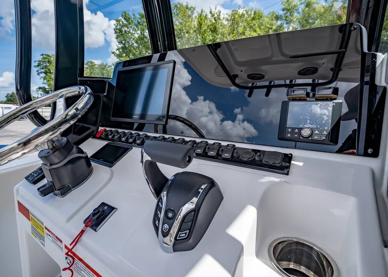 Slide: The Image of Sea Hunt Ultra 245 SE 2026 - 19