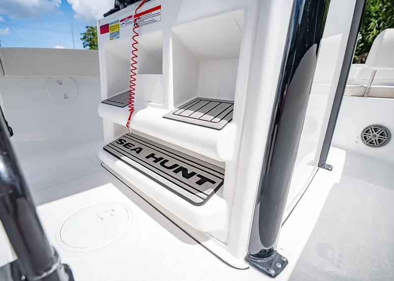 Slide: The Image of Sea Hunt Ultra 245 SE 2026 - 20