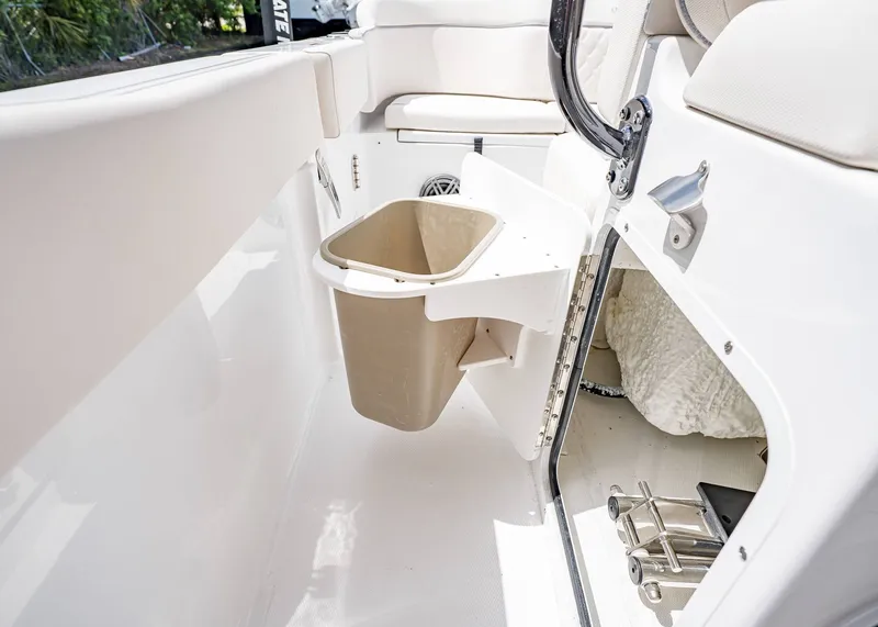 Slide: The Image of Sea Hunt Ultra 245 SE 2026 - 21