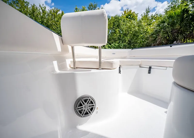 Slide: The Image of Sea Hunt Ultra 245 SE 2026 - 24