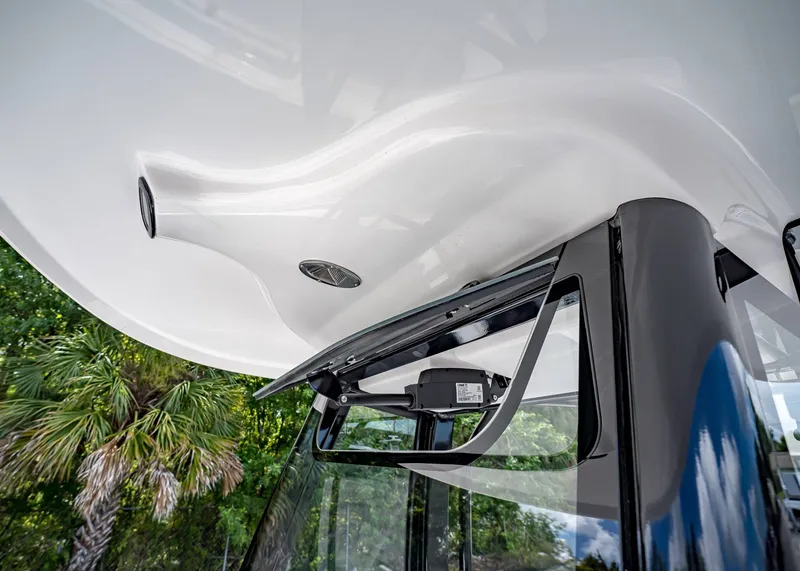 Slide: The Image of Sea Hunt Ultra 245 SE 2026 - 25