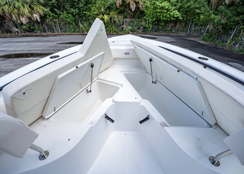 Slide: The Image of Sea Hunt Ultra 245 SE 2026 - 30