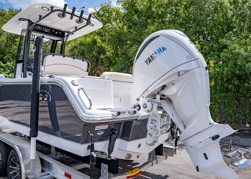 Slide: The Image of Sea Hunt Ultra 245 SE 2026 - 5