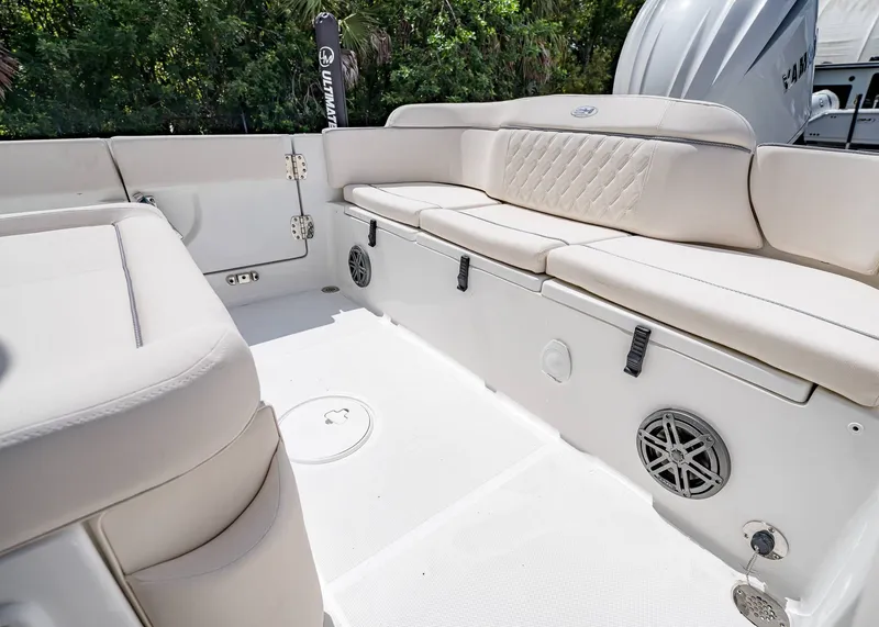 Slide: The Image of Sea Hunt Ultra 245 SE 2026 - 8