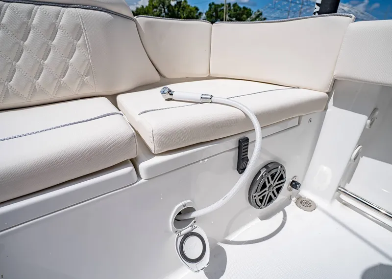 Slide: The Image of Sea Hunt Ultra 245 SE 2026 - 9