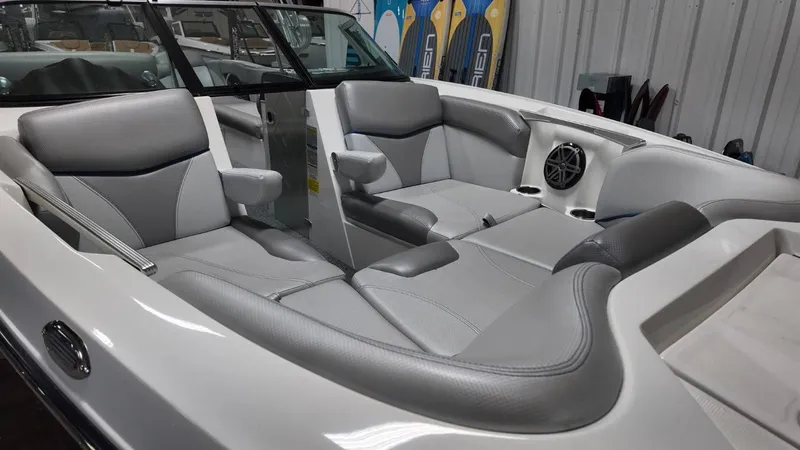 Slide: The Image of MasterCraft X46 2016 - 21