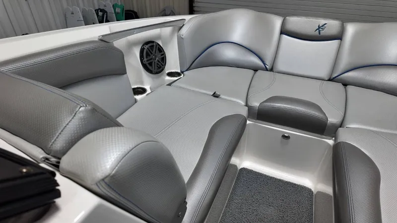 Slide: The Image of MasterCraft X46 2016 - 24