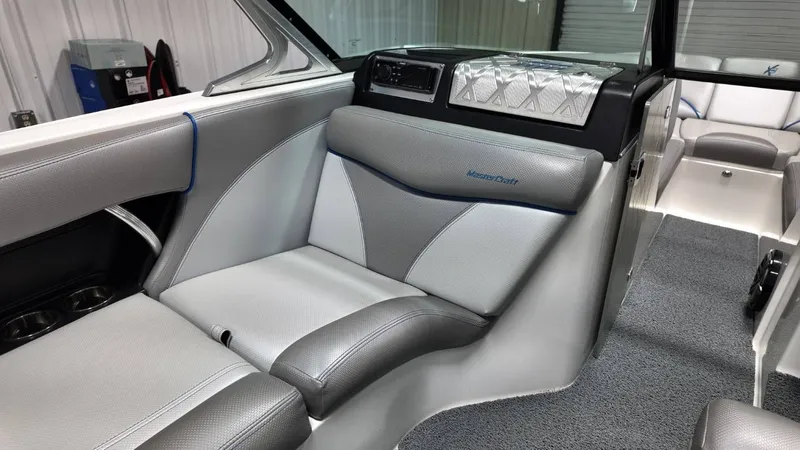 Slide: The Image of MasterCraft X46 2016 - 60