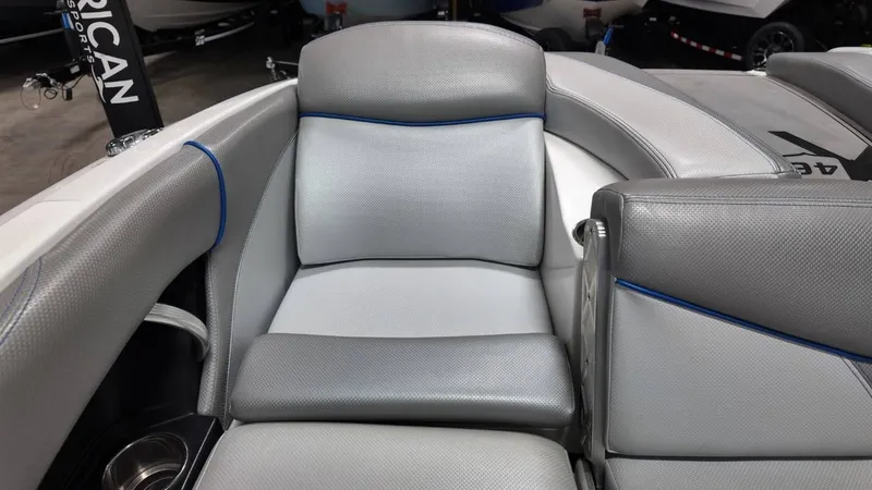 Slide: The Image of MasterCraft X46 2016 - 72