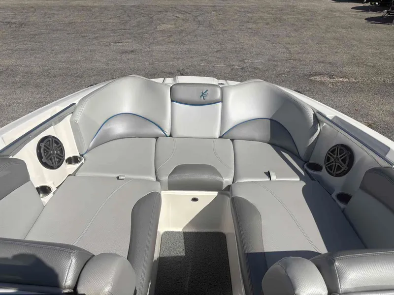 Slide: The Image of MasterCraft X46 2016 - 9