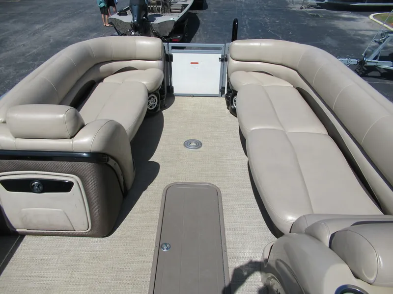 Slide: The Image of Tracker Regency 254 DL3 2016 - 10