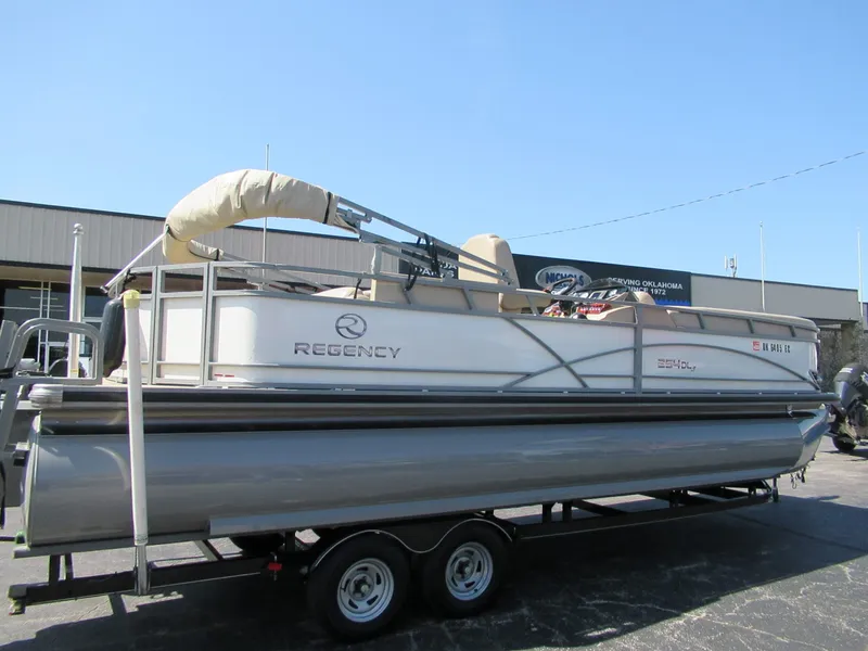 Slide: The Image of Tracker Regency 254 DL3 2016 - 4