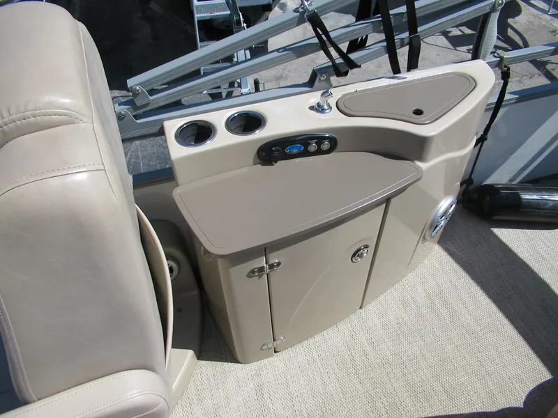 Slide: The Image of Tracker Regency 254 DL3 2016 - 8