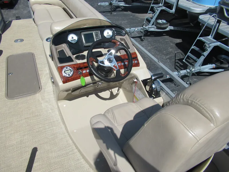 Slide: The Image of Tracker Regency 254 DL3 2016 - 9