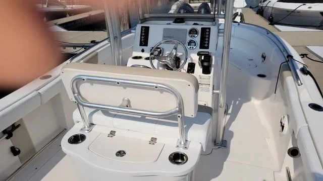 Slide: The Image of Robalo R222 2018 - 4