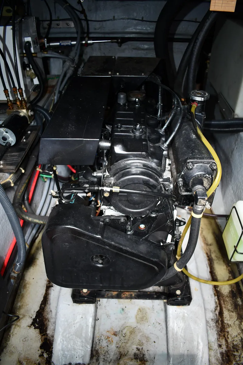 Slide: The Image of Sea Ray 390 Express Cruiser 1989 - 60