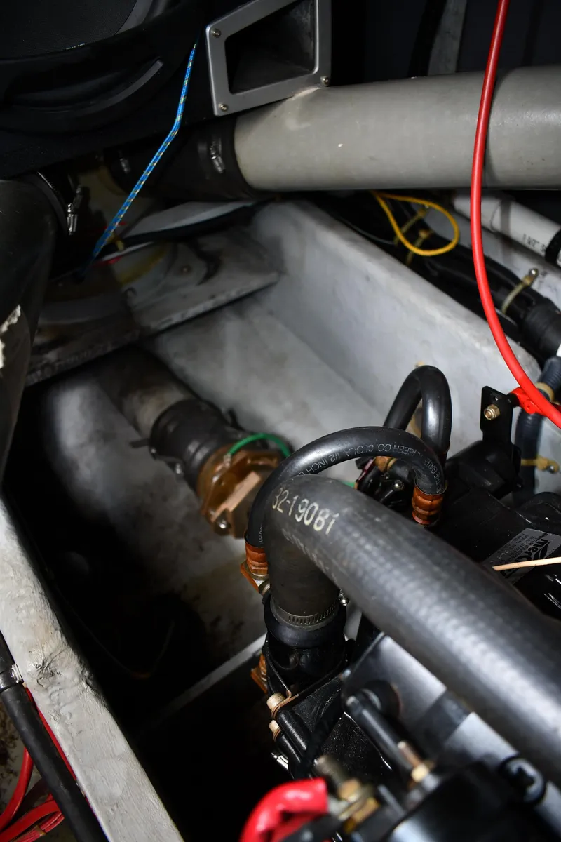 Slide: The Image of Sea Ray 390 Express Cruiser 1989 - 61