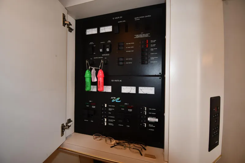 Slide: The Image of Sea Ray 400 Sundancer 1998 - 61