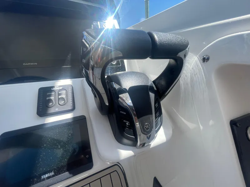Slide: The Image of Edgewater 262 CX 2021 boat controls with Yamaha throttle and Garmin display. - 18