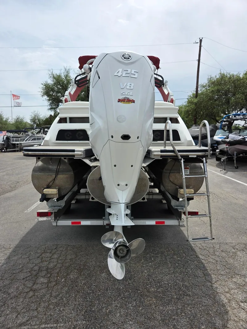 Slide: The Image of Rear view of 2020 Bennington QX 25 Sport with Yamaha 425 V8 outboard engine. - 5