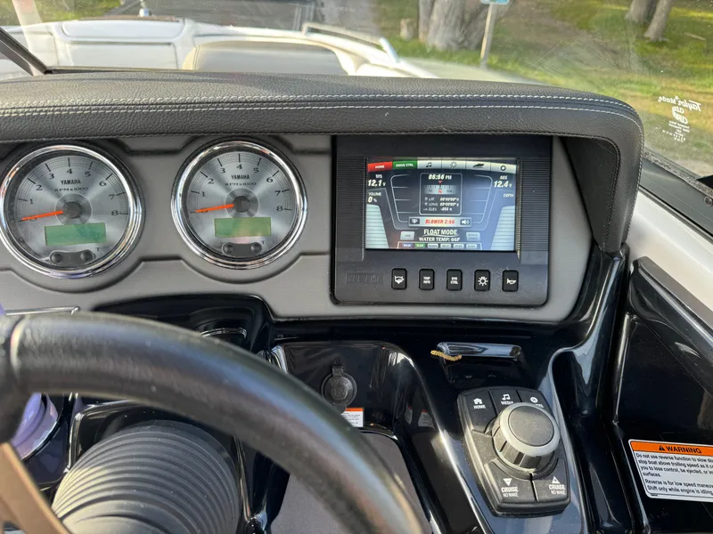 Slide: The Image of Yamaha 242 Limited S 2016 - 10