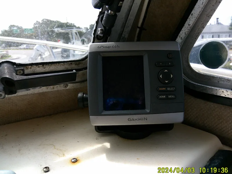 Slide: The Image of Garmin GPSmap 441s on 2008 Parker 2120 Sport Cabin boat dashboard. - 36