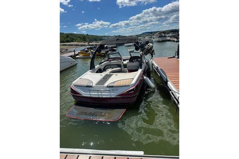 Slide: The Image of 2008 Malibu Wakesetter VTX boat docked on a sunny day with clear skies. - 15