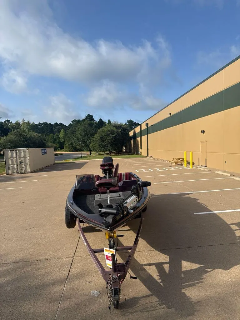 Slide: The Image of 1995 Ranger 372V boat parked outside a building under a clear blue sky. - 6
