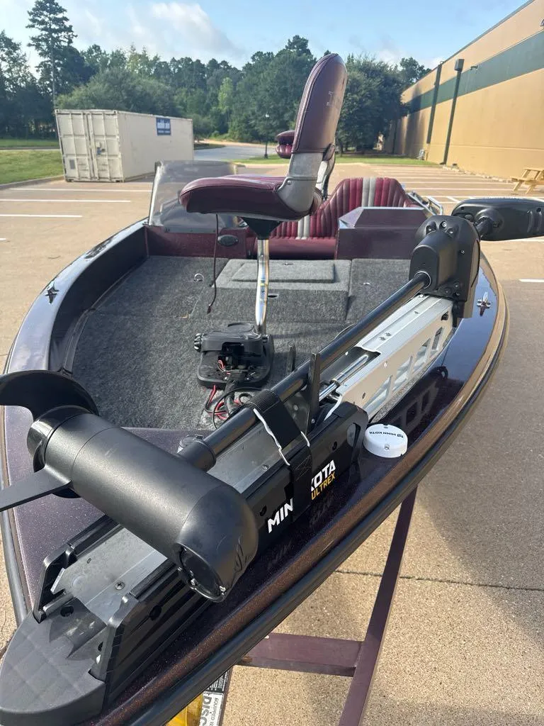 Slide: The Image of 1995 Ranger 372V boat with Minn Kota trolling motor, parked outdoors. - 7