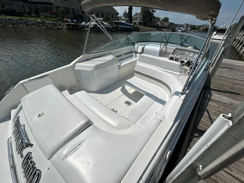 Slide: The Image of 2001 Formula 280 Sun Sport boat docked, featuring spacious white seating and sleek design. - 9