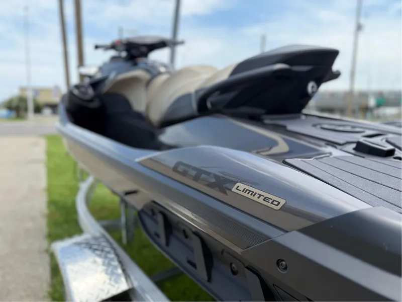 Slide: The Image of Sea-Doo GTX Limited 300 2022 - 3