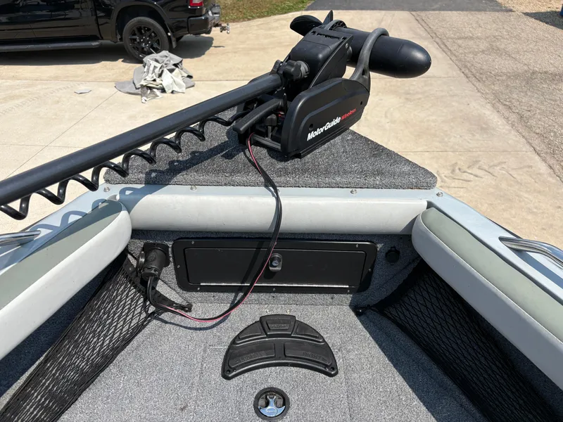 Slide: The Image of 2001 Lund 1950 Tyee Magnum GS ITS boat with MotorGuide trolling motor. - 12