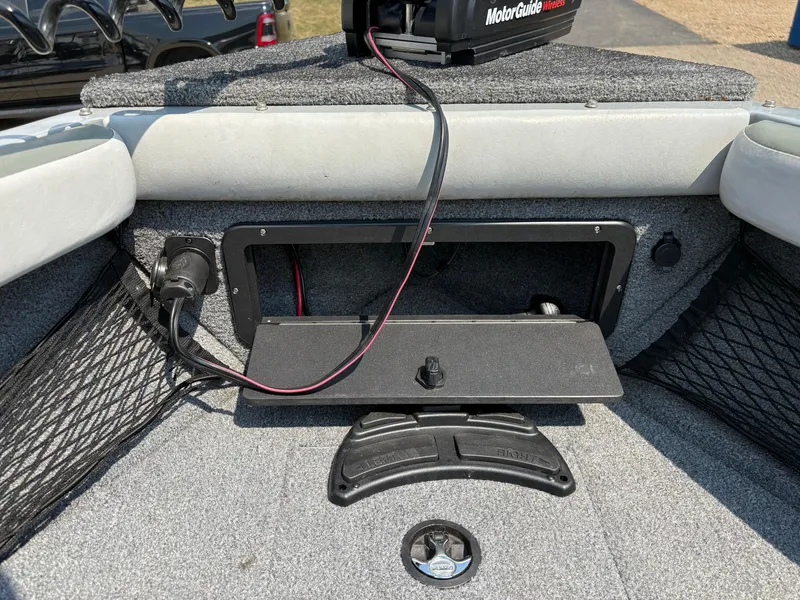 Slide: The Image of Interior of a 2001 Lund 1950 Tyee Magnum GS ITS boat with MotorGuide equipment. - 14