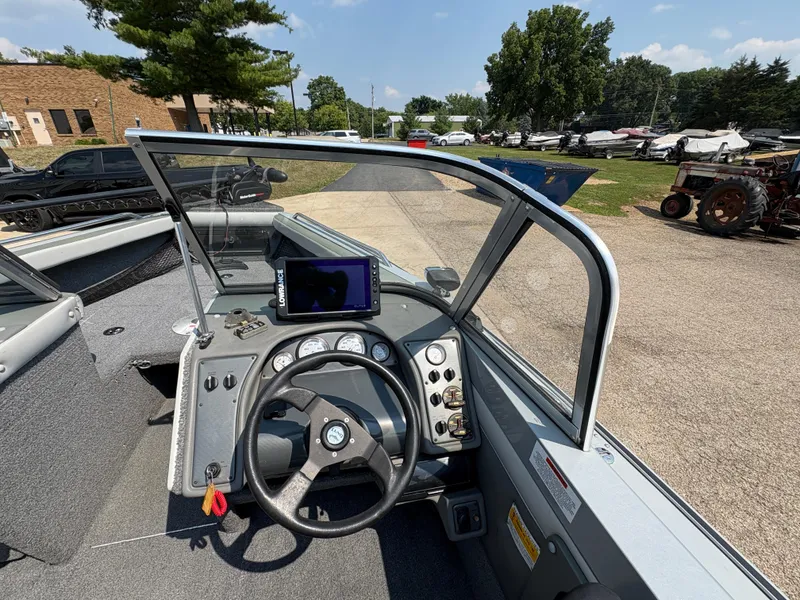 Slide: The Image of 2001 Lund 1950 Tyee Magnum GS ITS boat dashboard with steering wheel and navigation system. - 18