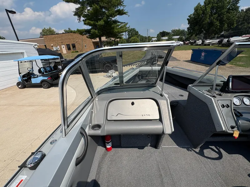 Slide: The Image of 2001 Lund 1950 Tyee Magnum GS ITS boat interior with windshield and dashboard. - 19