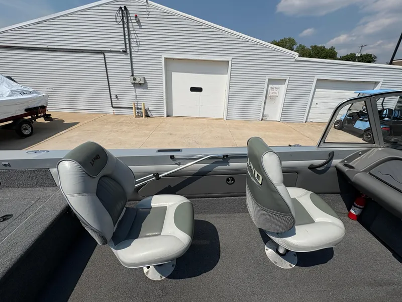 Slide: The Image of 2001 Lund 1950 Tyee Magnum GS ITS boat interior with two seats and dashboard. - 24
