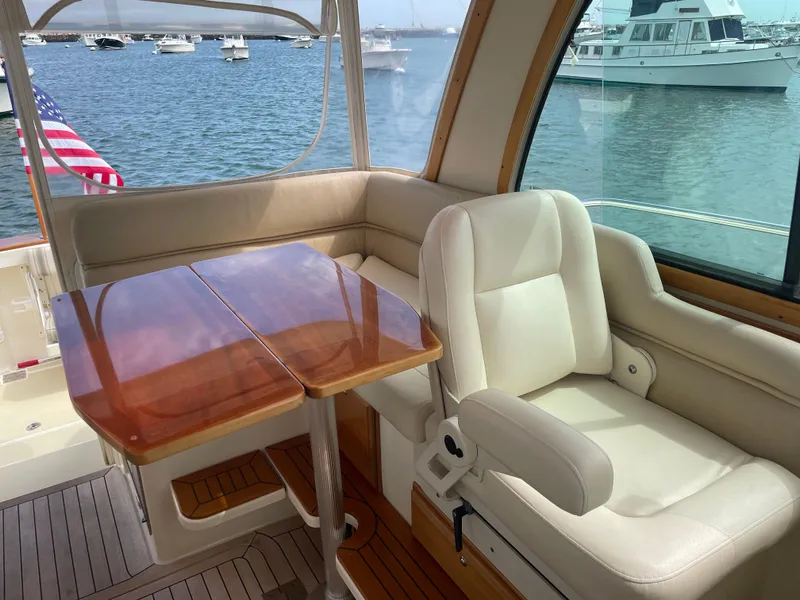 Slide: The Image of High-gloss table opened - 6