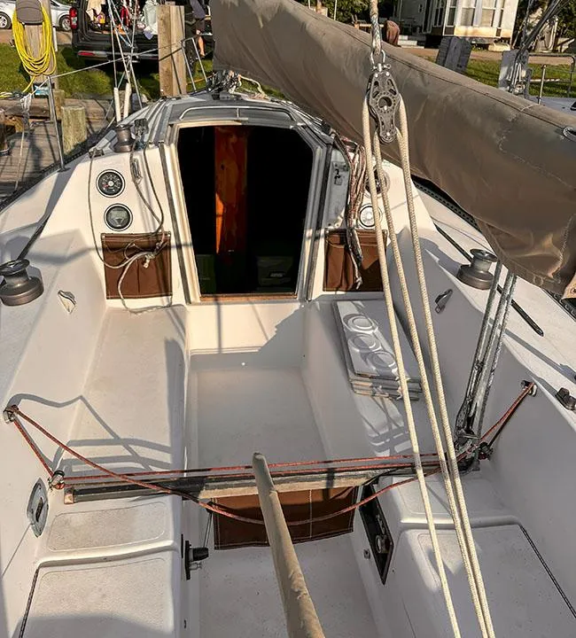 Slide: The Image of 1982 S2 7.9 sailboat cockpit with rigging and open cabin entrance. - 10