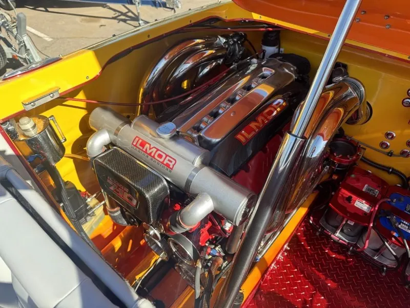 Slide: The Image of 2006 Eliminator 33 Daytona boat engine, featuring Ilmor high-performance components. - 46