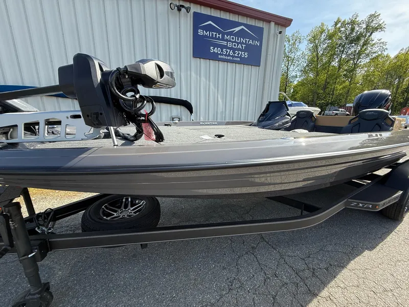 Slide: The Image of 2025 Skeeter ZXR21 boat at Smith Mountain Boat dealership. - 5