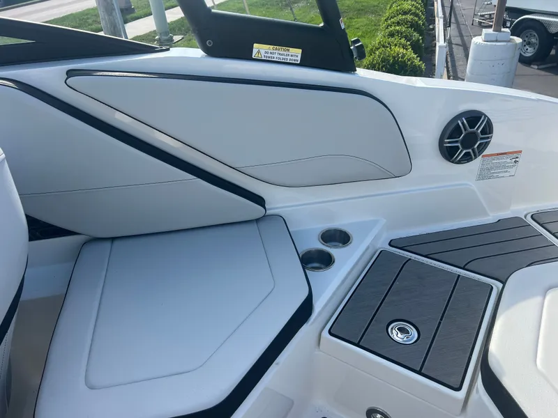 Slide: The Image of Sea Ray SPX 210 Outboard 2026 - 10