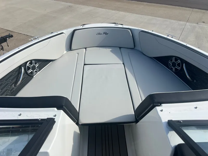 Slide: The Image of Sea Ray SPX 210 Outboard 2026 - 12