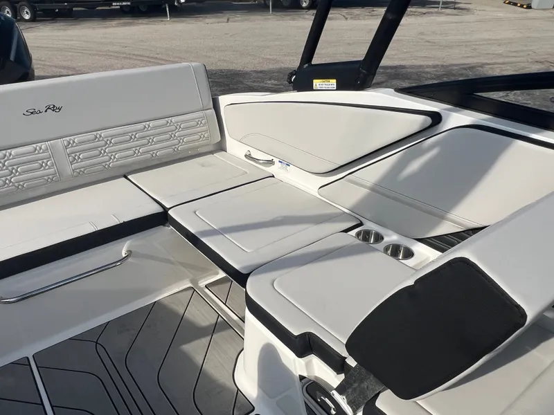 Slide: The Image of Sea Ray SPX 210 Outboard 2026 - 15