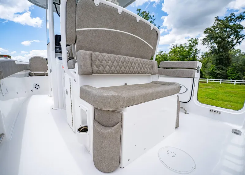 Slide: The Image of Sea Hunt Ultra 255 SE 2026 - 10