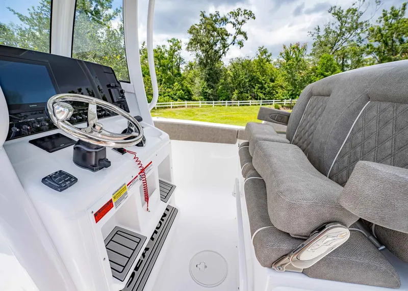 Slide: The Image of Sea Hunt Ultra 255 SE 2026 - 22