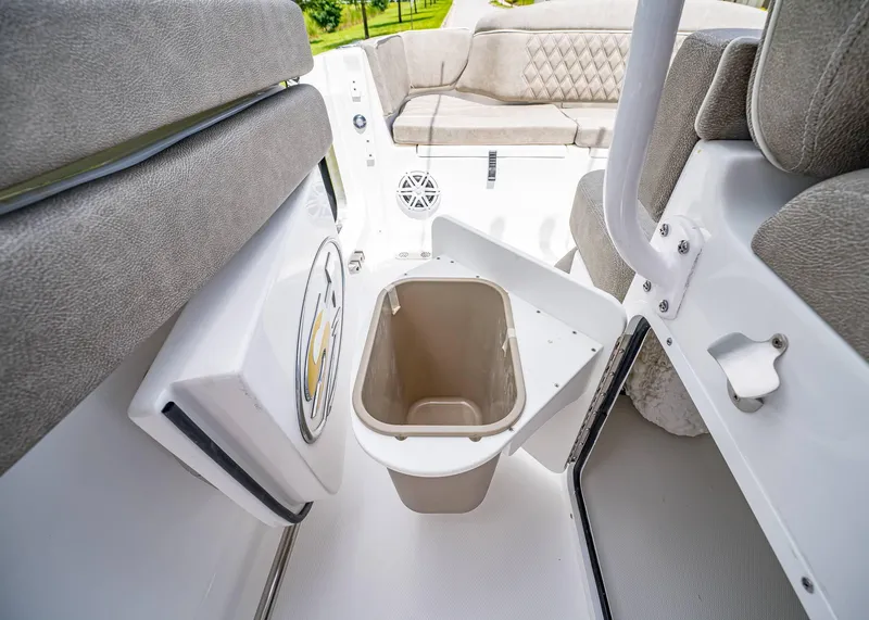 Slide: The Image of Sea Hunt Ultra 255 SE 2026 - 25