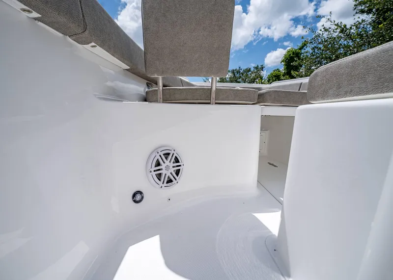 Slide: The Image of Sea Hunt Ultra 255 SE 2026 - 28