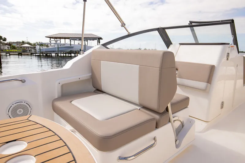 Slide: The Image of Boston Whaler 210 Vantage 2026 - 13