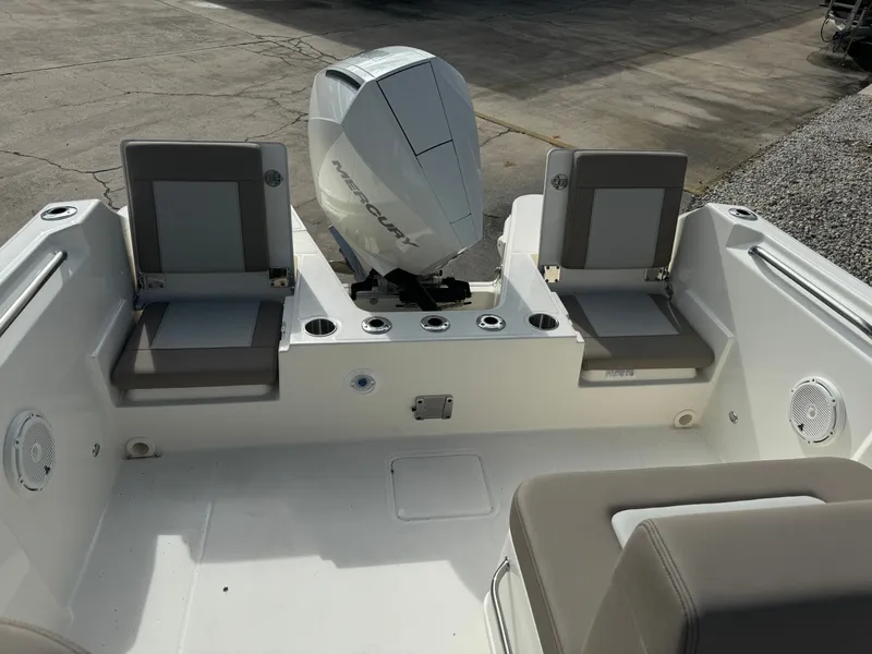 Slide: The Image of Boston Whaler 210 Vantage 2026 - 16